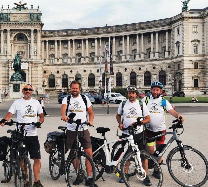 Echipa Bike Academy pe bicicletă