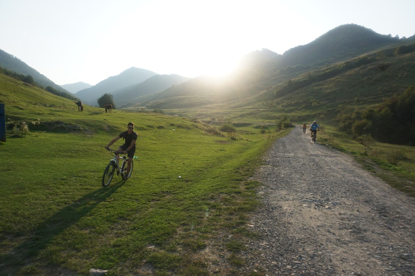 Cicliști într-un sat tradițional